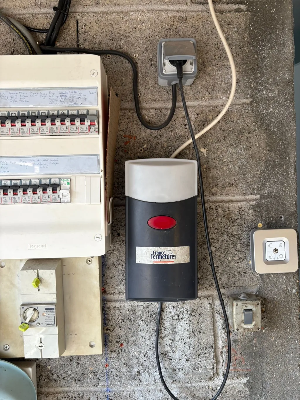 Boîtier de commande de porte de garage raccordé au tableau électrique