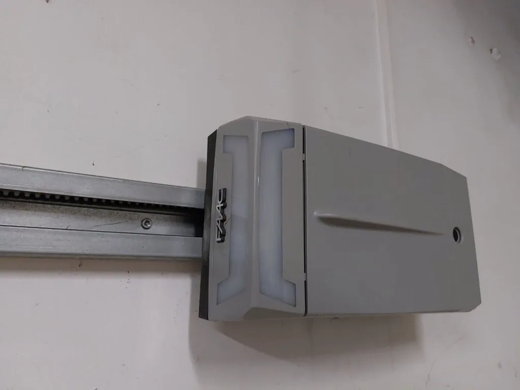 Motorisation plafonnière FAAC montée sur son rail à chaîne