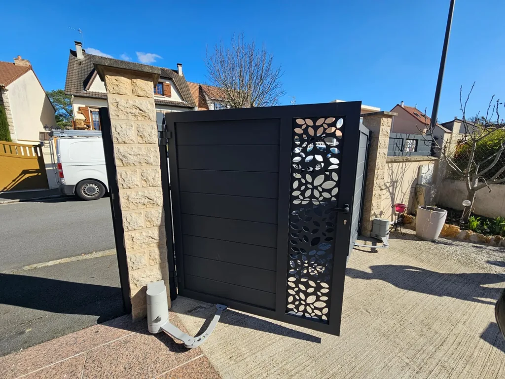 Portail aluminium noir avec insert décoratif en tôle découpée au laser