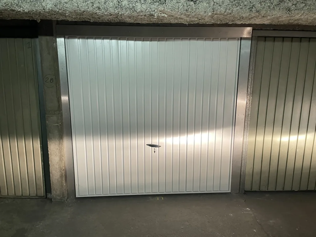 Porte de garage basculante métallique neuve dans un box