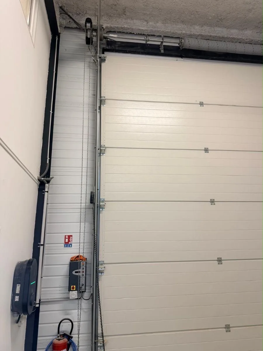 Porte sectionnelle industrielle grande hauteur avec rail vertical et chaîne de manœuvre