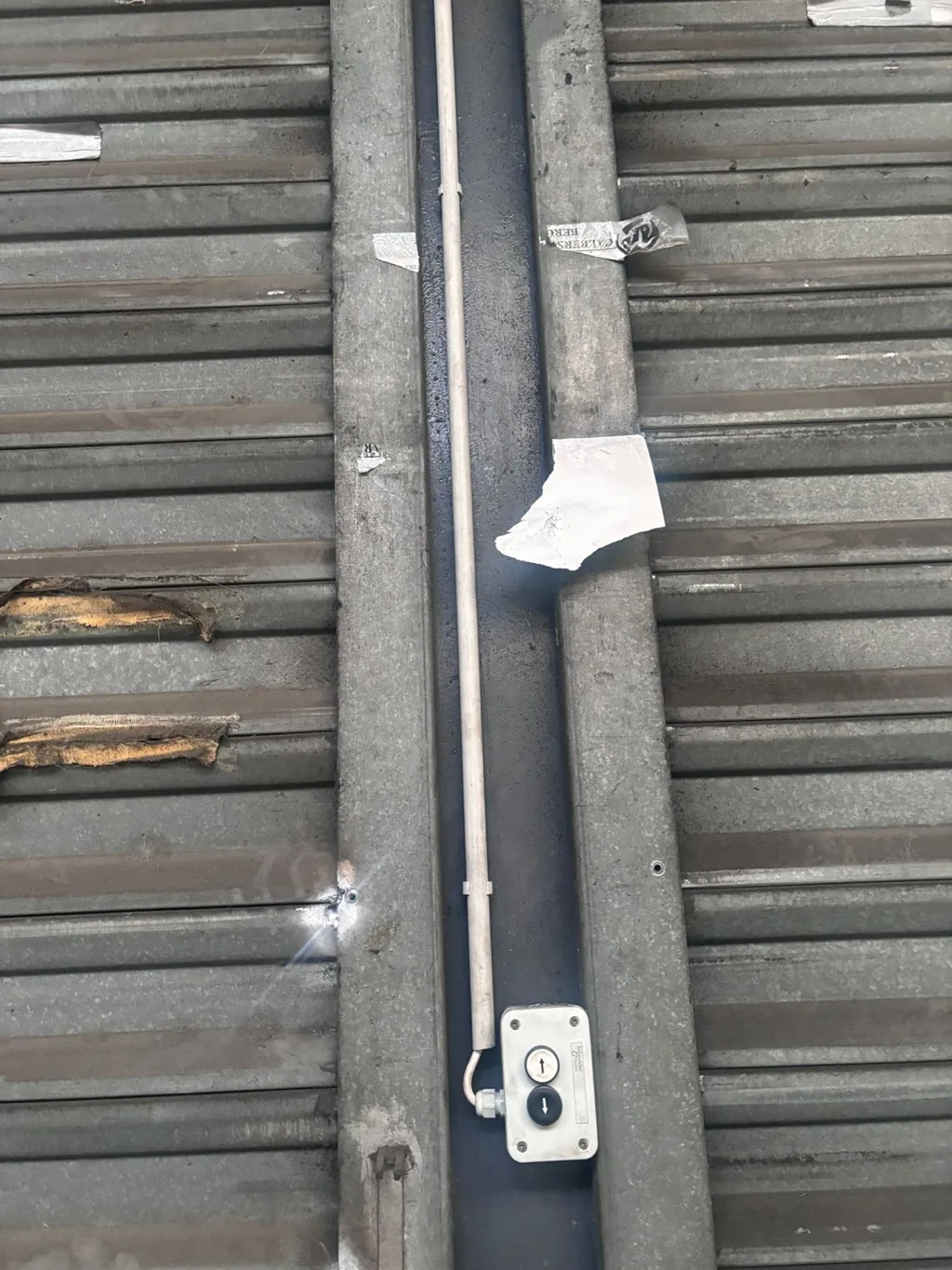 Deux rideaux métalliques galvanisés avec boîtier de commande à clé sur le trumeau