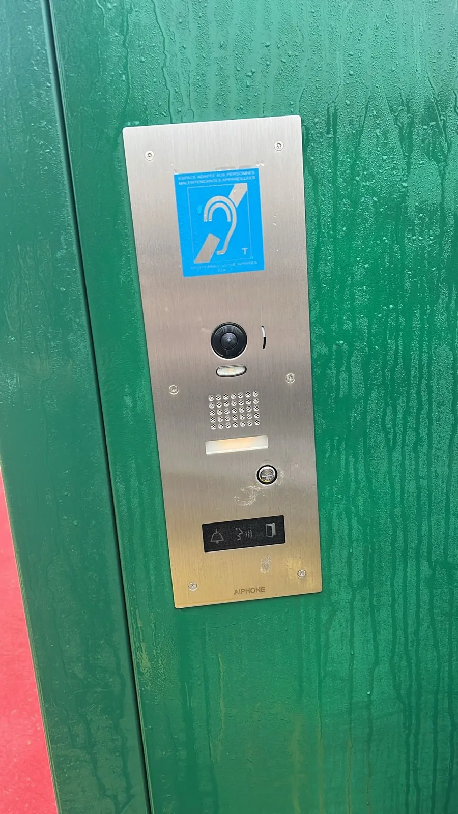 Platine visiophone avec lecteur de badge posée sur une porte d'accès