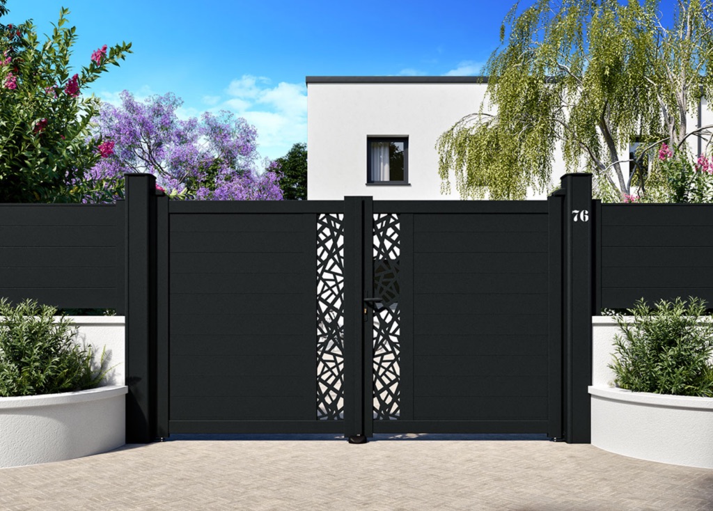 Portail électrique en aluminium installé devant une maison des Yvelines